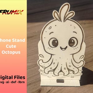 Puede incluir: Un soporte de teléfono de madera con un diseño de pulpo lindo. El pulpo tiene ojos grandes, una boca sonriente y tentáculos. El soporte está hecho de madera de color claro y tiene una ranura para sostener un teléfono. El texto a la izquierda dice "Phone Stand Cute Octopus".
