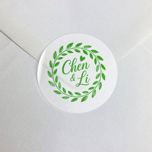 Aangepaste lauwerkrans trouwstickers - transparant - namen en hart - ronde botanische gunstlabels