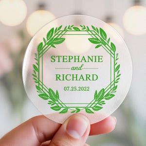 Gepersonaliseerde geometrische groen trouwstickers, aangepaste namen en duidelijke datumlabels, moderne botanische lijstzegels