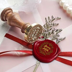 Lacre de cera personalizado com coroa de louros - Carimbo de casamento com nomes e data personalizados | Monograma de convite elegante