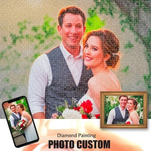 May include: A diamond painting of a couple, with the words "Diamond Painting PHOTO CUSTOM" at the bottom. The image is also displayed on a smartphone and in a framed picture.
