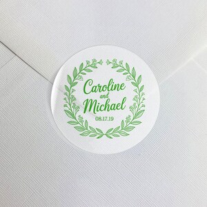 Gepersonaliseerde trouwstickers, aangepaste namen en datum, doorzichtige etiketten groene krans, botanische gunstzegels