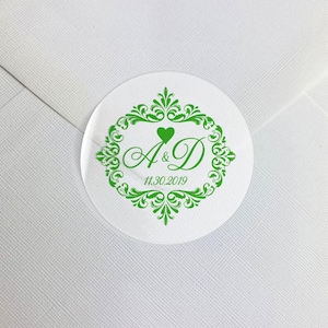 Gepersonaliseerde trouwbedankstickers, aangepaste initialen en duidelijke datumlabels, sierlijke groene scrollwork-zegels