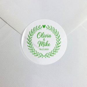 Pegatinas de boda personalizadas, nombres y fecha personalizados, etiquetas transparentes con coronas verdes y sellos de recuerdo con detalles de corazón.