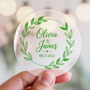 Stickers mariage couronne de verdure élégante, étiquettes transparentes avec noms et date personnalisés, sceaux de faveur coeur botaniques