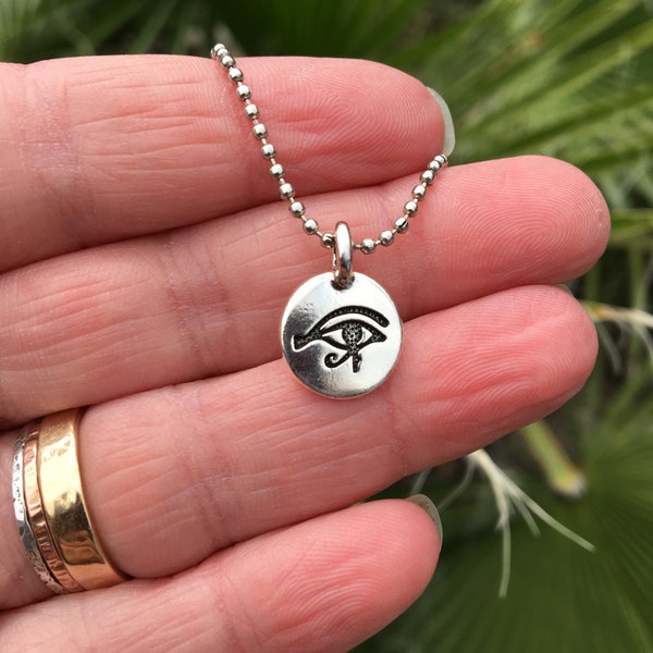 Silver Eye of Horus Collier | Charme de disque rond petit sur la chaîne antique de boule d’argent | Bijoux égyptiens de costume d’oeil de Dieu