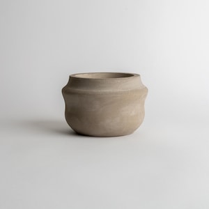 Curved Concrete Planter - Minimalist Handmade Concrete Pot for Indoor Plants - Scandinavian Japandi Decor - Design 9