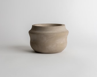 Curved Concrete Planter - Minimalist Handmade Concrete Pot for Indoor Plants - Scandinavian Japandi Decor - Design 9