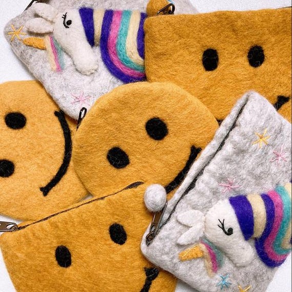 Portamonete unicorno sorridente in feltro di lana fatto a mano