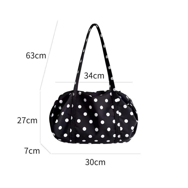 Puede incluir: Bolso tote negro con lunares blancos. El bolso mide 30 cm de largo, 27 cm de alto y 7 cm de profundidad, con una altura de asa de 63 cm y un ancho de asa de 34 cm. El bolso tiene dos asas negras.