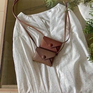 Mini bolsa transversal de couro sintético – bolsa pequena estilo envelope – carteira de viagem fofa – bolsa porta-identidade minimalista – presente para ela