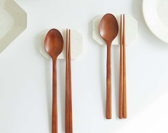 Juego de cuchara y palillos de madera para 4 personas – Cubiertos ecológicos – Vajilla rústica – Regalo de inauguración de la casa – Juego de cocina sostenible