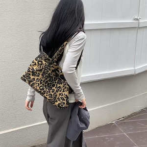 Leopard Print Shoulder Bag – Canvas Tote Bag with Grommet Detail, Lightweight Animal Print Purse, Aesthetic Y2K Daily Bag