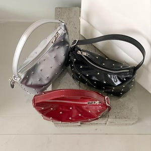Nieten Vegan Leder Umhängetasche – Y2K Mini Baguette Geldbörse in Schwarz, Rot, Silber | Trendige Kleine Handtasche für Frauen