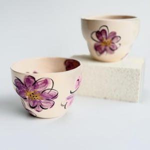 Fioletowy kwiatowy ceramiczny kubek do kawy i herbaty Latte