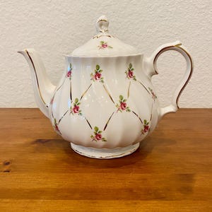 Sadler Ditsy Rose Teapot, Vintage English Porcelain Roses with Gilt Trellis 6.75&quot;