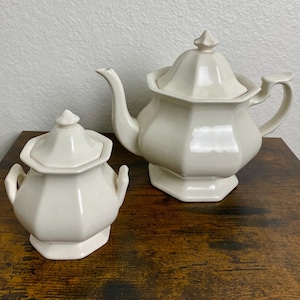Tetera y azucarero vintage de hierro auténtico inglés de WM Adams and Sons, fabricados en Inglaterra.