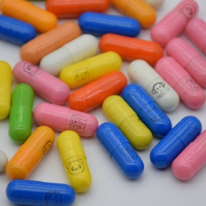Mezcla de colores: 100 cabujones de cápsulas de píldora kawaii con mensaje en blanco, letras, patrón de dibujos animados, para hacer álbumes de recortes, tarros de deseos, decodificadores, 21 mm x 6 mm
