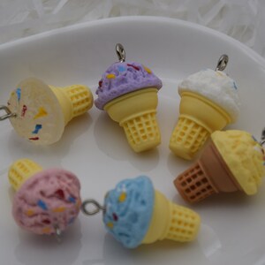 10 Harz/Plastik Eis Kegel Cabochons, Weihnachtsbaum Ornament, Dessert Cabochons Charms, Kawaii Decoden nette Anhänger, 27mmx17mm
