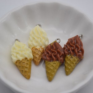 10 Harz/Plastik Eis Kegel Cabochons, Weihnachtsbaum Ornament, Dessert Cabochons Charms, Kawaii Decoden nette Anhänger, 31mmx15mm