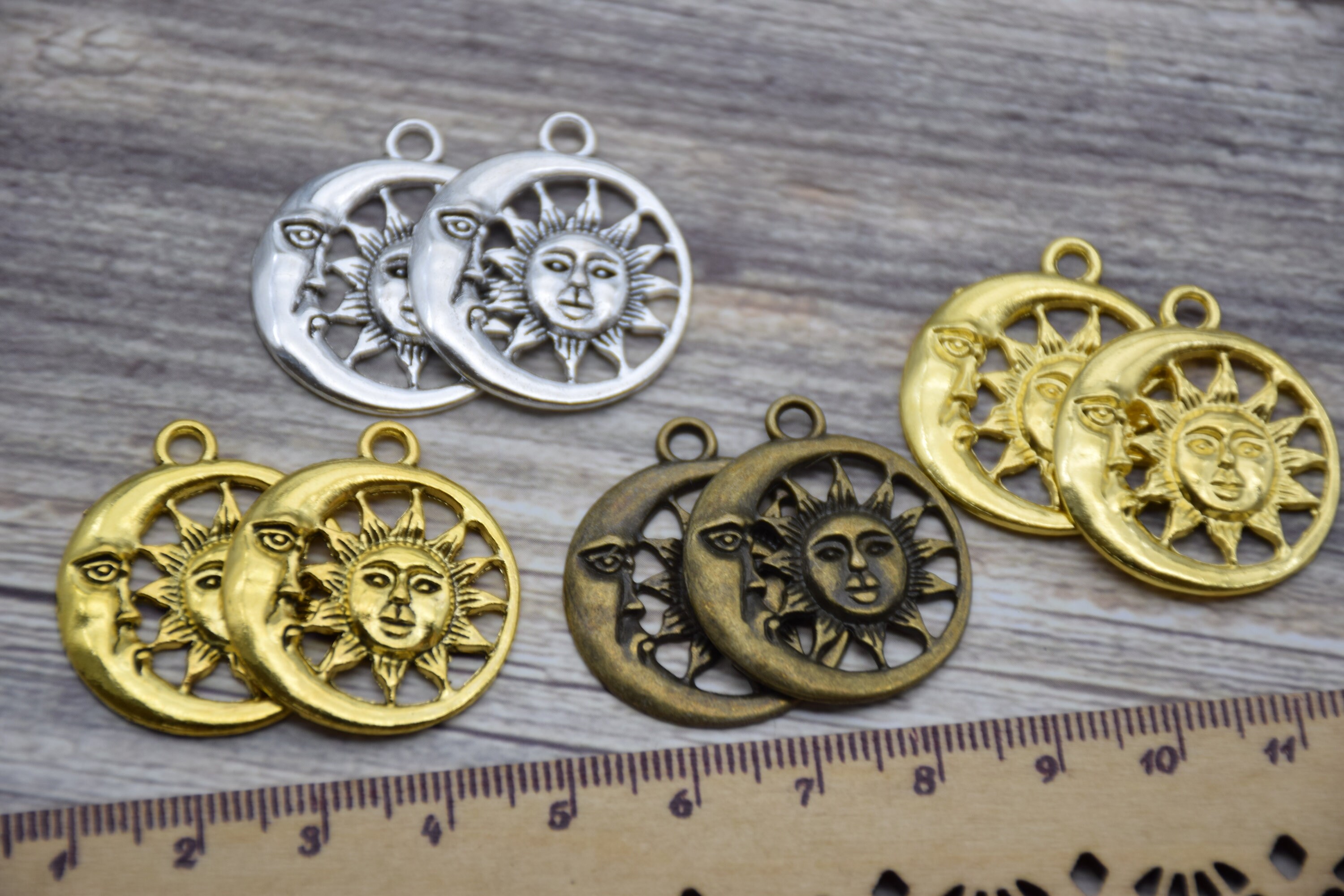 金属製の太陽の顔ペンダント、月の顔のDIYチャーム、ジュエリー作り