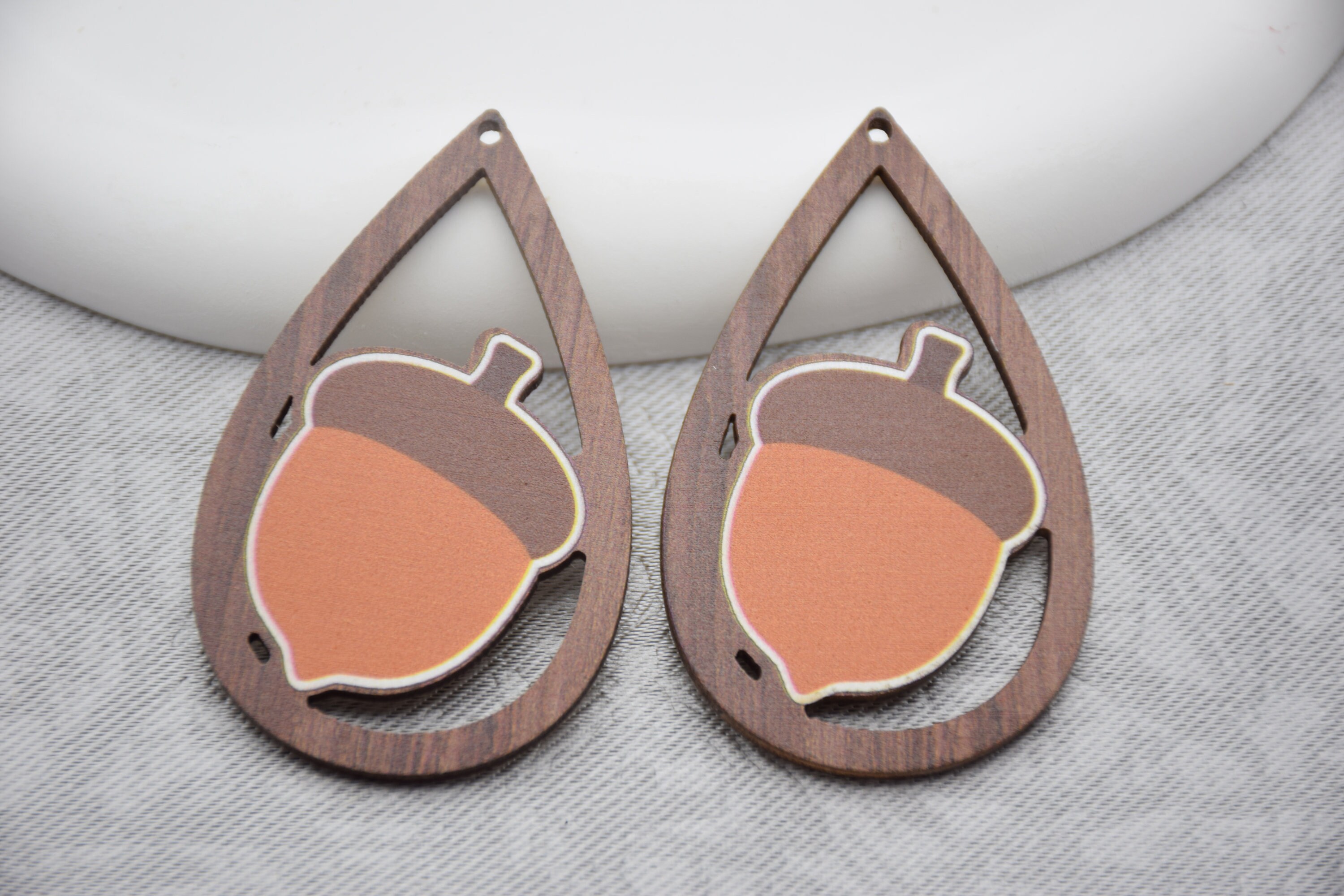 ツイード　ボタン　秋　イヤリング　ブラウン　茶色　ハンドメイド　アクセサリー 松ぼっくりの染色木製ティアドロップイヤリング、未完成のカットアウト