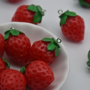 6 Harz / Kunststoff Erdbeer Cabochon, Weihnachtsbaum Ornament, Party Dekor, Haus Dekoration, Kawaii Decoden niedlichen Obst Charm Anhänger, 34mm x 22mm