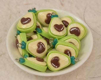 Colgantes de resina de aguacate, dijes de plástico de fruta, suministros para bisutería, hallazgos de decodificación, bisutería DIY para pendientes, collares y pulseras.