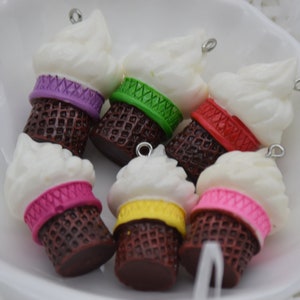 8 Harz/Plastik Eiscreme Kegel Cabochons, Weihnachtsbaum Ornament, Dessert Cabochons Charms, Kawaii Decoden nette Anhänger, 36mmx21mm
