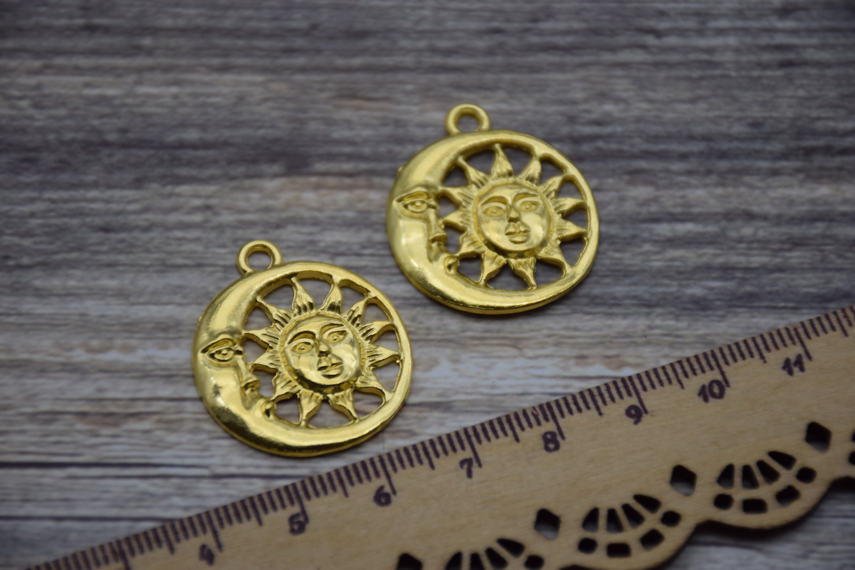 金属製の太陽の顔ペンダント、月の顔のDIYチャーム、ジュエリー作り