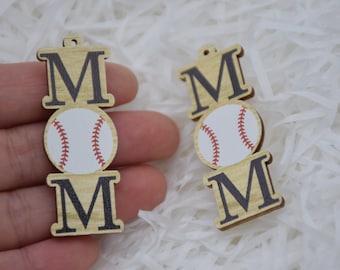 Könnte beinhalten: Zwei Holzornamente mit dem Wort "MOM" in schwarzen Buchstaben. Jedes Ornament zeigt einen Baseball mit roten Nähten und weißem Hintergrund.
