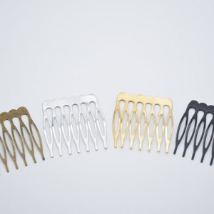 Puede incluir: Cuatro peines para el cabello en diferentes colores: dorado, plateado, bronce y negro. Cada peine tiene cinco dientes.