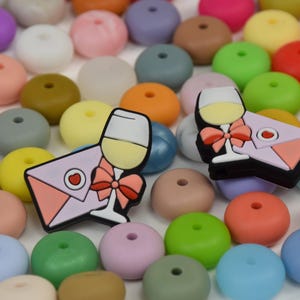 Sobre de champán de Año Nuevo con cuentas de silicona con letras, cuentas para bolígrafo con forma de copa de vino tinto, cuentas sueltas, cuentas de regalo, pulseras y cordones.