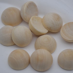 Op de afbeelding: Tien onafgewerkte houten halve koepels, perfect voor knutselprojecten.