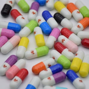 Mezcla de colores: 100 cabujones de cápsulas de pastillas con forma de corazón kawaii, mensaje en blanco, letras, pastillas de corazón, álbumes de recortes, creación de tarros de deseos, decodificación, 21 mm x 6 mm