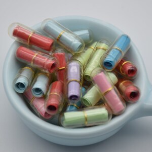 Mezcla de colores: 100 cabujones de cápsulas transparentes Kawaii para mensajes en blanco, letras, pastillas transparentes, álbumes de recortes, creación de tarros de deseos, decodificación, 21 mm x 6 mm