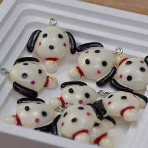Colgante de resina de perro de dibujos animados, encanto de regalo de animal de plástico, accesorios de joyería de bricolaje, pendientes llavero pulsera collar colgantes, suministros de artesanía