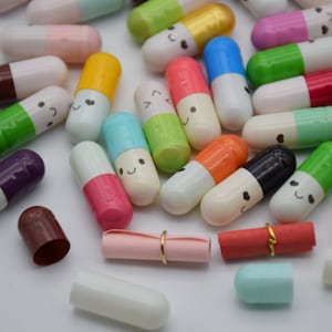 50Pcs 21x6MM Mix Color Pill Capsule Cabochon Blank Message Letter Cute Colorful Emoticon Smile Pill Scrapbooking Wishing Jar Making Decoden
