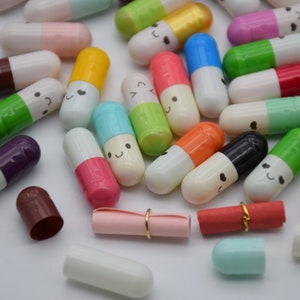 50Pcs 21x6MM Mix Color Píldora Cápsula Cabujón Mensaje en Blanco Letra Lindo Colorido Emoticono Sonrisa Píldora Scrapbooking Wishing Jar Making Decoden