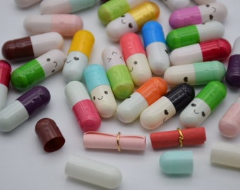 50Pcs 21x6MM Mix Color Pill Capsule Cabochon Blank Message Letter Cute Colorful Emoticon Smile Pill Scrapbooking Wishing Jar Making Decoden