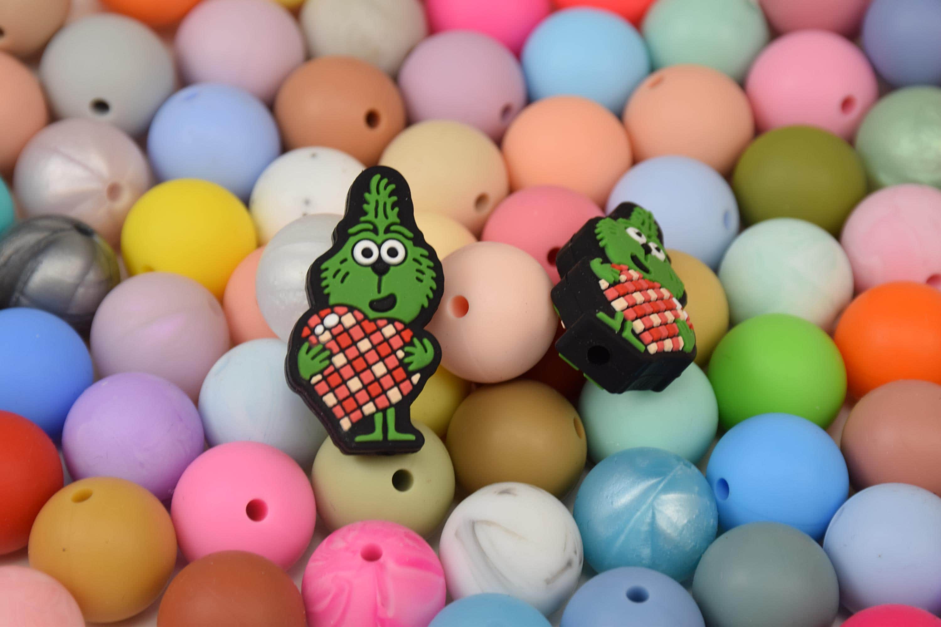 Perline Silicone Natalizie SUNNYCLUE, 14 Pezzi Focali In Scatola, Forme Pupazzo Di Neve, Renna, Albero, Calzini, Grandi 30 Mm, Per Ghirlande E Portachiavi Fai Da Te