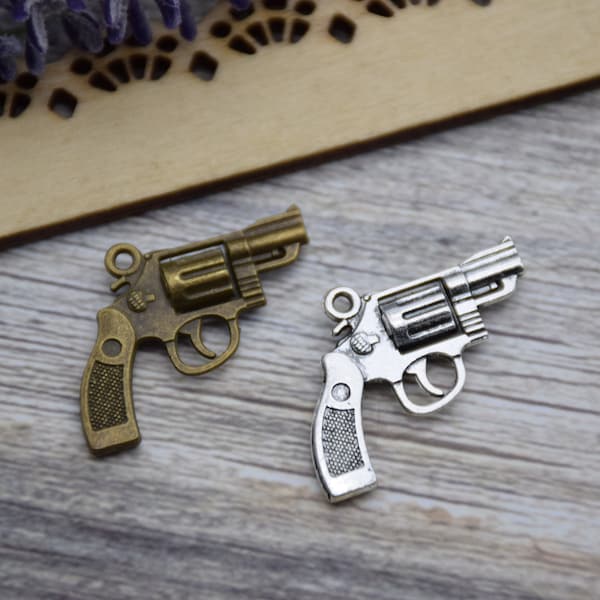 10 Revolver Pistolet Pistolet Arme Charmes Pendentifs Boucle d’Oreille Collier Bracelet Craft 30mm * 23mm