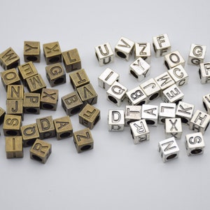 20 Imitar Cubo de metal Perla Slider Charm Letra mayúscula Alfabeto para decorar Slider Pulsera Pulsera Alfabeto Cuentas Letras Charms 7mm