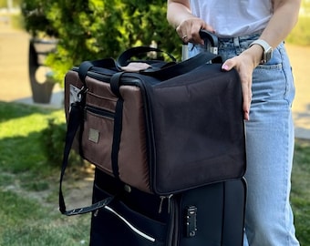 Bolsa de transporte para mascotas aprobada por aerolíneas: tela Oxford impermeable y de laterales blandos.