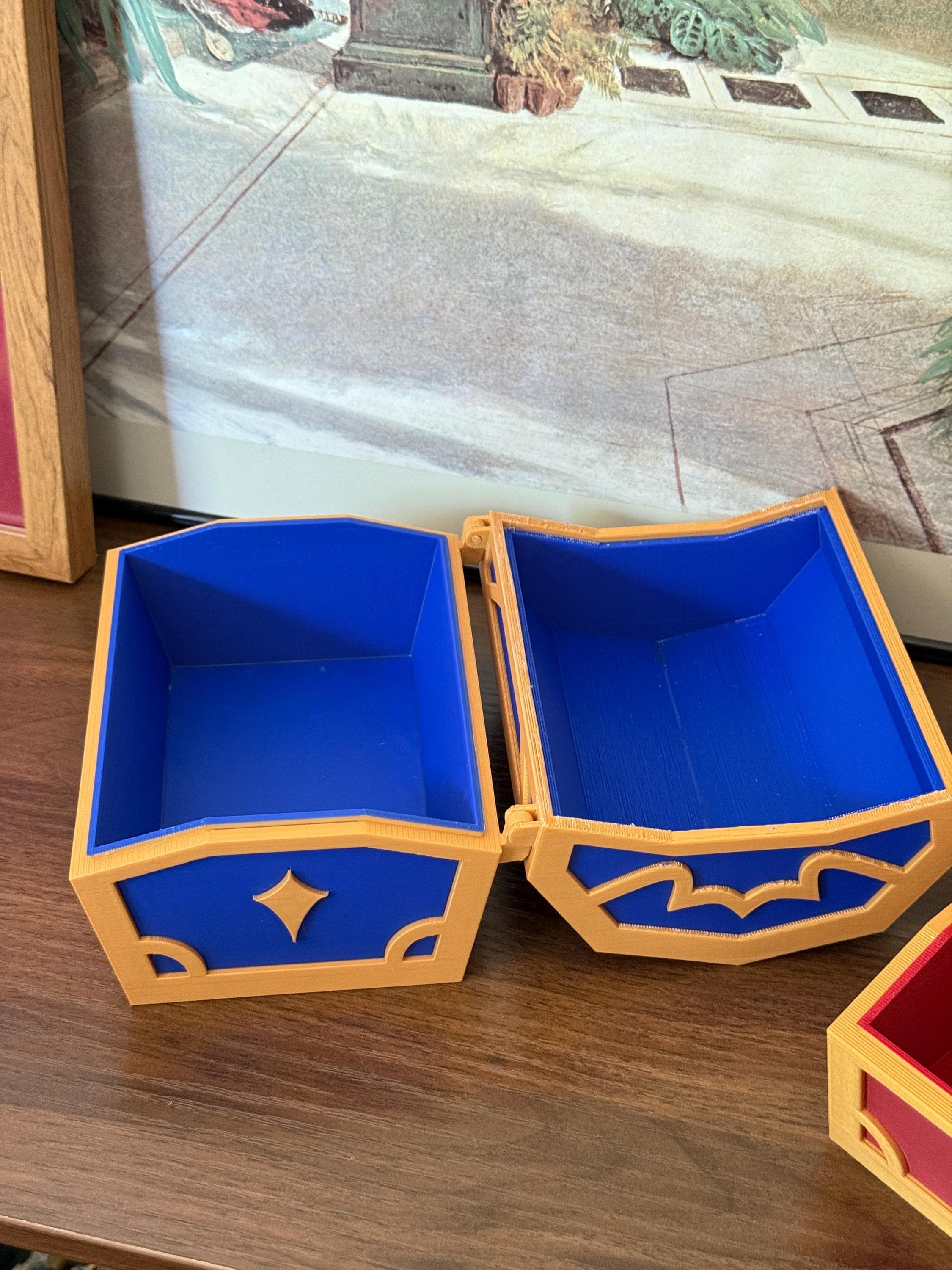 キングダムハーツをモチーフにしたデザインの宝箱。様々な色とサイズを