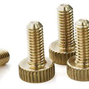 Puede incluir: Cinco tornillos de latón con cabeza moleteada y vástago roscado. Los tornillos miden aproximadamente 2,5 cm de largo.