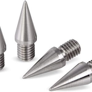 Puede incluir: Cuatro puntas de metal plateado con bases roscadas. Las puntas son puntiagudas y están diseñadas para usarse como patas de muebles.