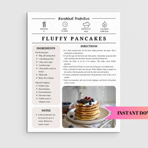 K&ouml;nnte beinhalten: Ein druckbares Rezept f&uuml;r fluffige Pfannkuchen mit Zutaten und Anweisungen. Das Rezept verwendet metrische Ma&szlig;e f&uuml;r Mehl, Backpulver, Zucker, Eier und Milch. Ein Stapel Pfannkuchen mit Beeren und Sirup wird gezeigt.
