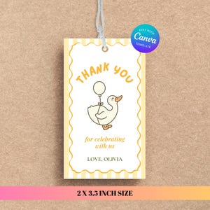 Peut inclure: Une étiquette de remerciement rectangulaire de 5,08 x 8,89 cm avec un centre blanc, une bordure festonnée jaune et des bords rayés jaunes. Elle présente un canard dessin animé tenant un ballon, le texte THANK YOU, for celebrating with us, et LOVE, OLIVIA.
