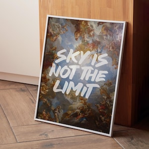 Könnte beinhalten: Ein weiß gerahmter Druck mit einem Gemälde eines Himmels mit Wolken und Engeln. Der Text "SKY IS NOT THE LIMIT" ist in weißer Farbe über dem Gemälde geschrieben.